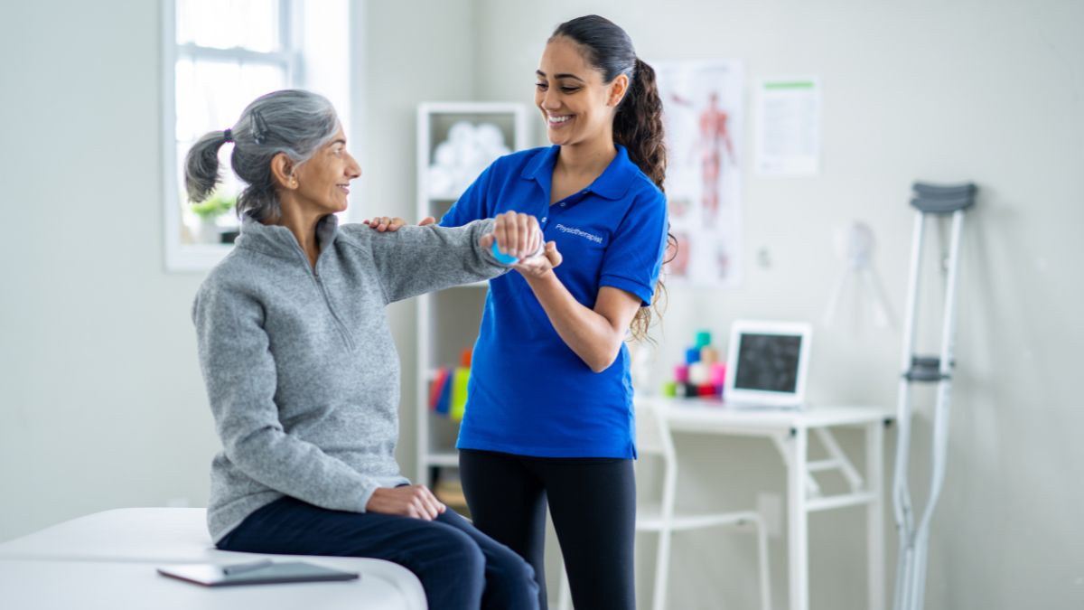 World Physiotherapy Day 2025: Physiotherapy से जुड़े इन आम मिथकों पर न करें भरोसा, जानें सही हकीकत