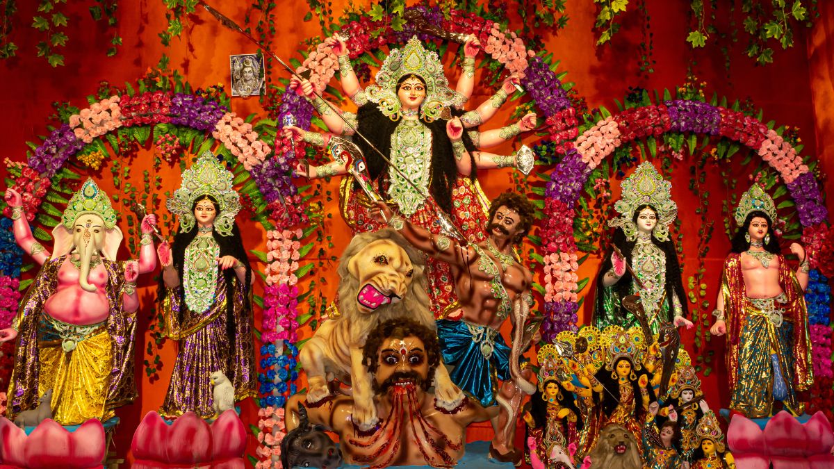 Navratri 2025 Day 2: मां ब्रह्मचारिणी की पूजा में पहनें सफेद परिधान और लगाएं पंचामृत का भोग