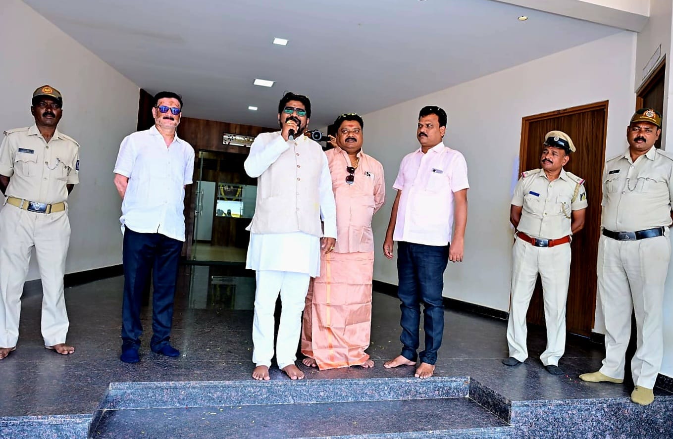 कर्नाटक में शिक्षक दिवस के मौके पर डॉ. भार्गव मल्लप्पा ने विद्यार्थियों को स्टेशनरी किट वितरित की