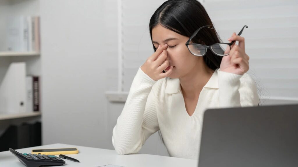 Dry Eyes: इन आदतों से कम हो रही है आंखों की प्राकृतिक नमी, समय रहते नहीं संभले तो जा सकती है रोशनी