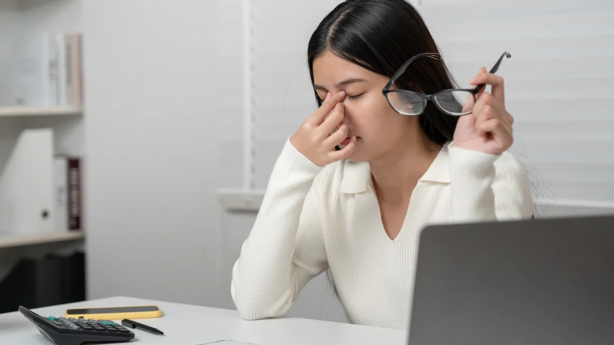 Dry Eyes: इन आदतों से कम हो रही है आंखों की प्राकृतिक नमी, समय रहते नहीं संभले तो जा सकती है रोशनी