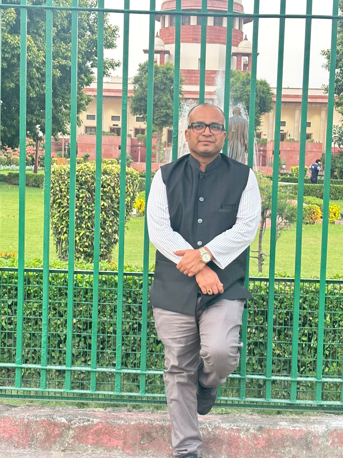 चुनाव से पहले आप संकट में, 70 विधायक पहुंचे नवनीत चतुर्वेदी के साथ