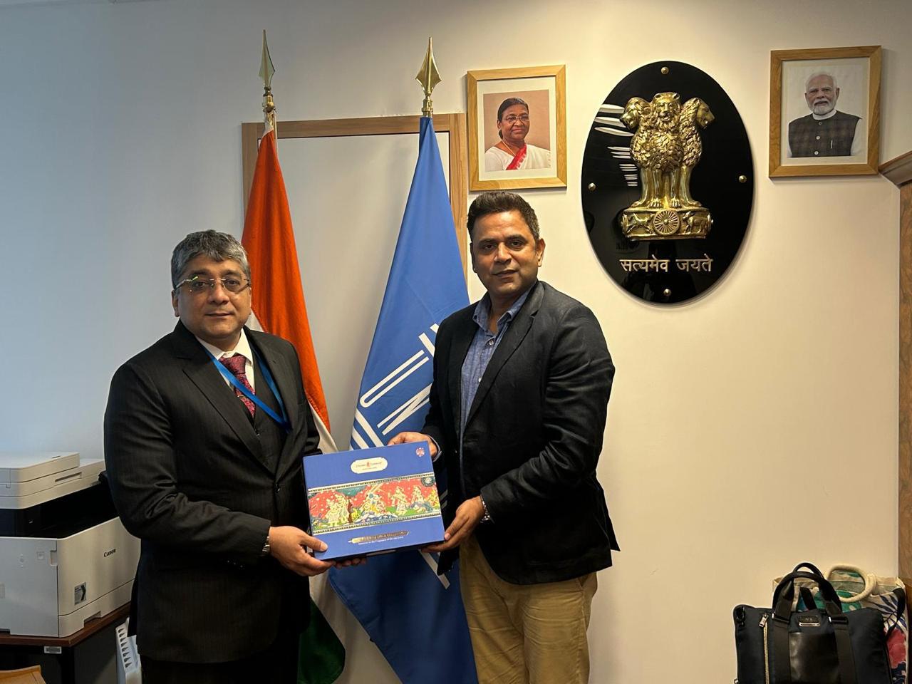 पेरिस में भारत के यूनेस्को राजदूत को रामालय फाउंडेशन ने भेंट किया ‘श्रीकृष्ण लीला कलेक्शन’