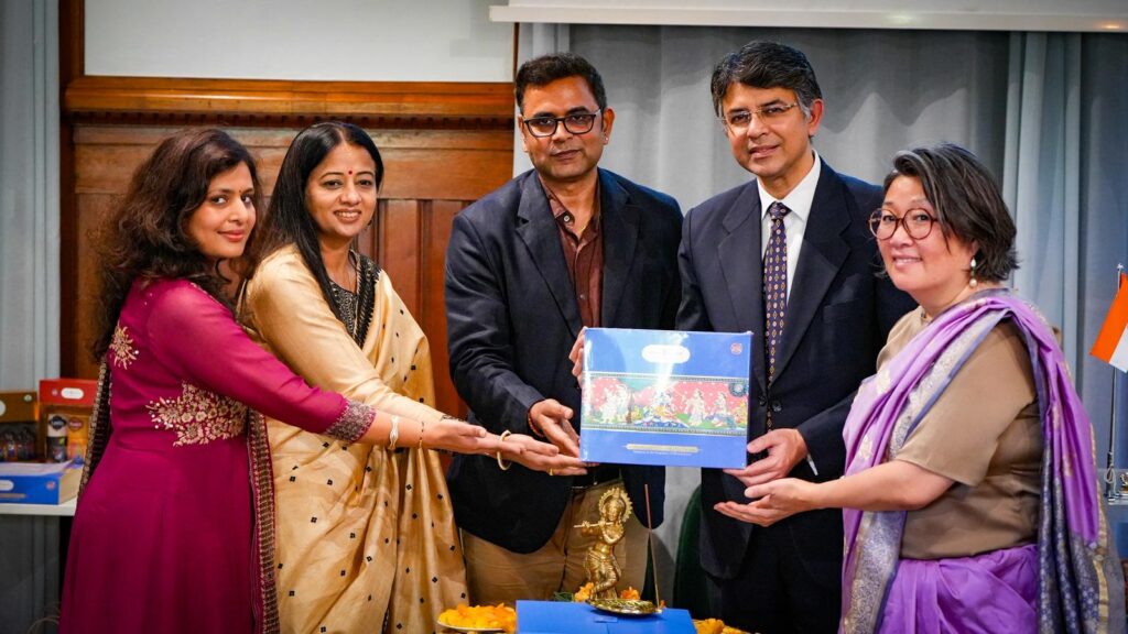डेनमार्क में श्री कृष्ण लीला कलेक्शन ने जगाई भारतीय परंपरा की नई रोशनी