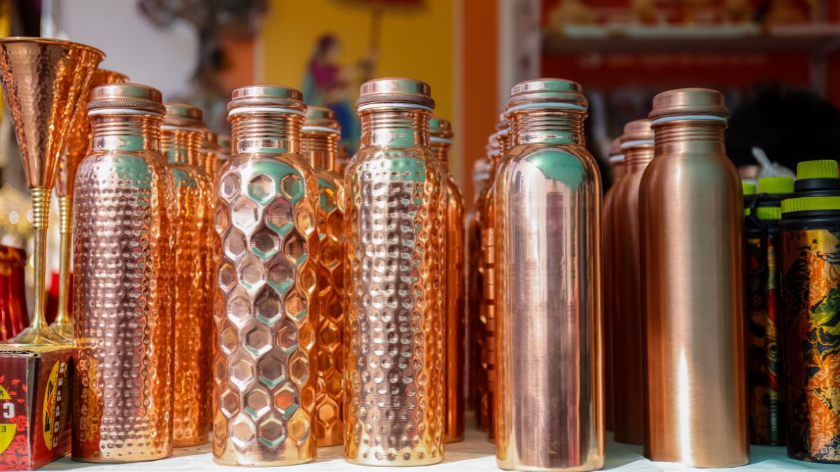 तांबे के बर्तन में रखा पानी सच में हेल्दी है? जानिए इसके फायदे और नुकसान