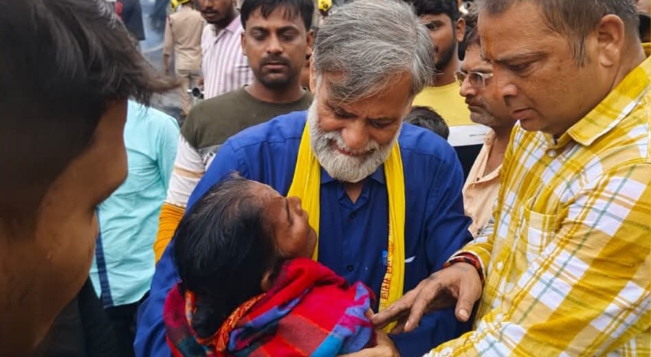 दरभंगा में सिलेंडर ब्लास्ट पीड़ितों से मिले जन सुराज पार्टी प्रत्याशी राकेश मिश्रा, बोले – “यह वक्त राजनीति का नहीं, मानवता का है”