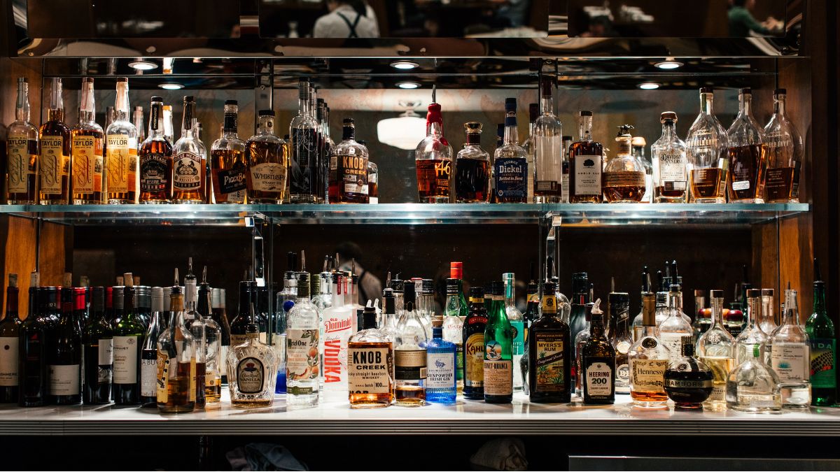 शराब की लत छुड़ाने का जबरदस्त आयुर्वेदिक उपाय, एक्सपर्ट का दावा—इस ड्रिंक से कम होगी तलब; क्रिसमस–न्यू ईयर से पहले बढ़ी शराब बिक्री पर खास रिपोर्ट