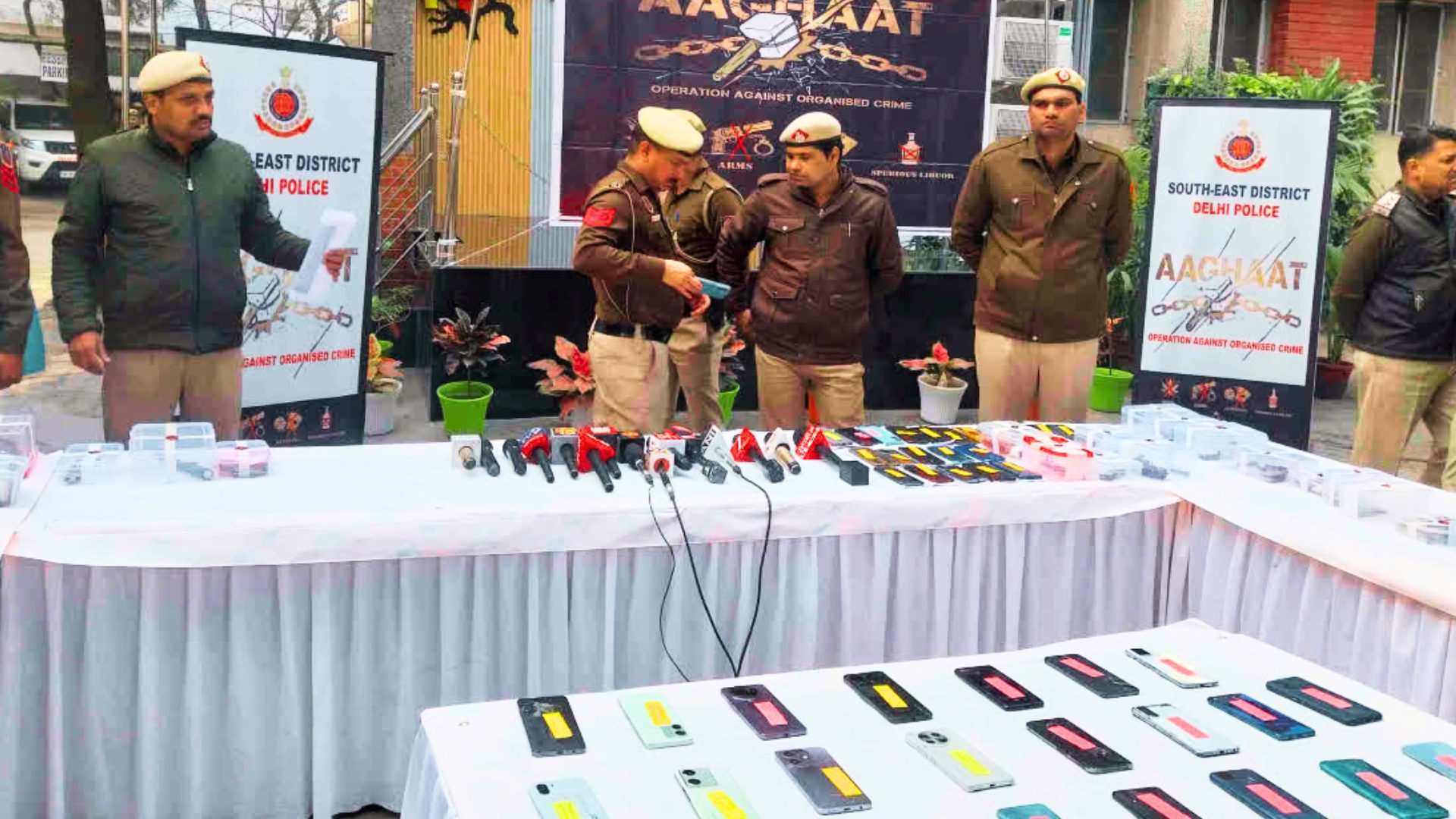 दिल्ली पुलिस का Operation Aghaat 3.0: नए साल से पहले 966 हिरासत, भारी मात्रा में अवैध शराब और हथियार बरामद