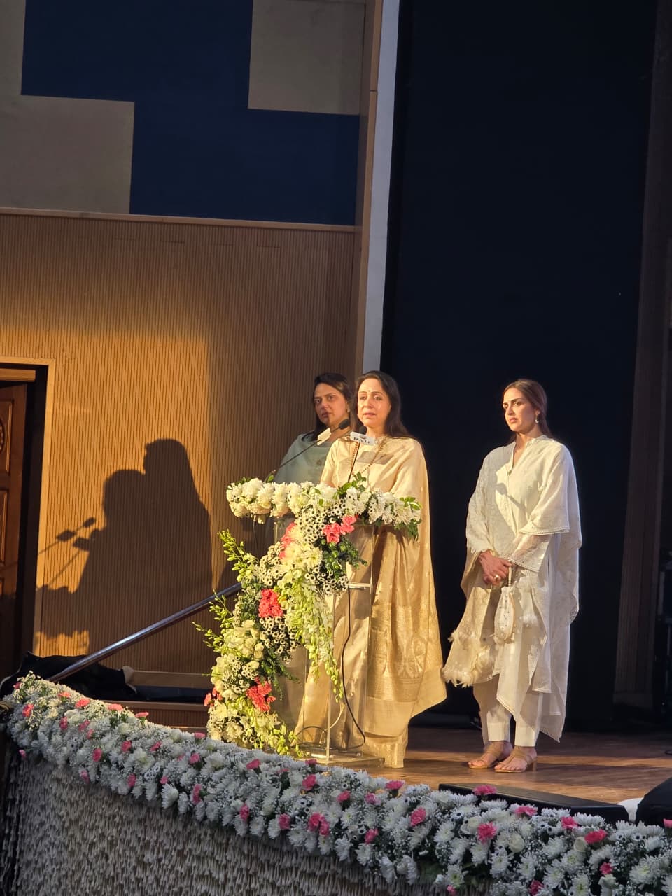 Hema Malini प्रेयर मीट में भावुक: धर्मेंद्र का एक सपना रह गया अधूरा