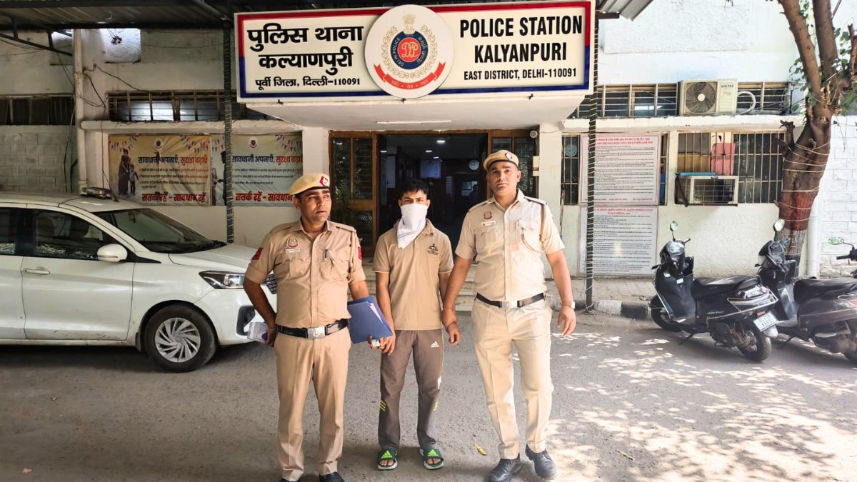 दिल्ली पुलिस की सतर्कता से कुख्यात अपराधी गिरफ्तार, अवैध पिस्तौल और कारतूस बरामद