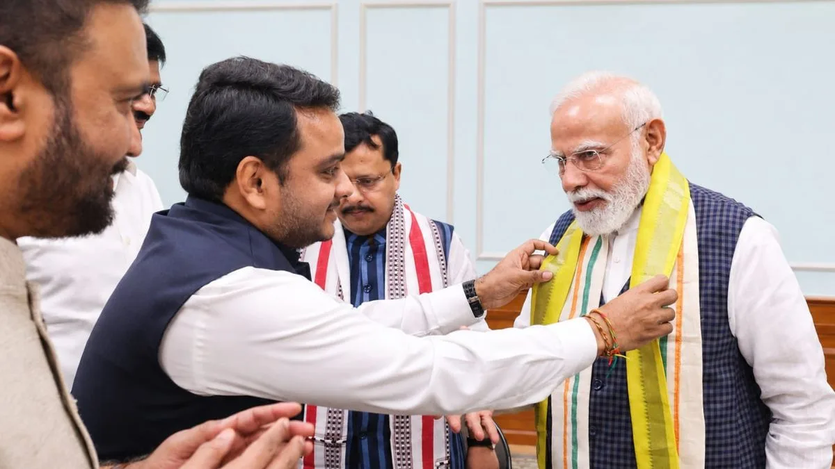 पीएम मोदी को विजय चिंतकायला ने राष्ट्रीय हथकरघा दिवस पर दिया मंगलागिरी शॉल