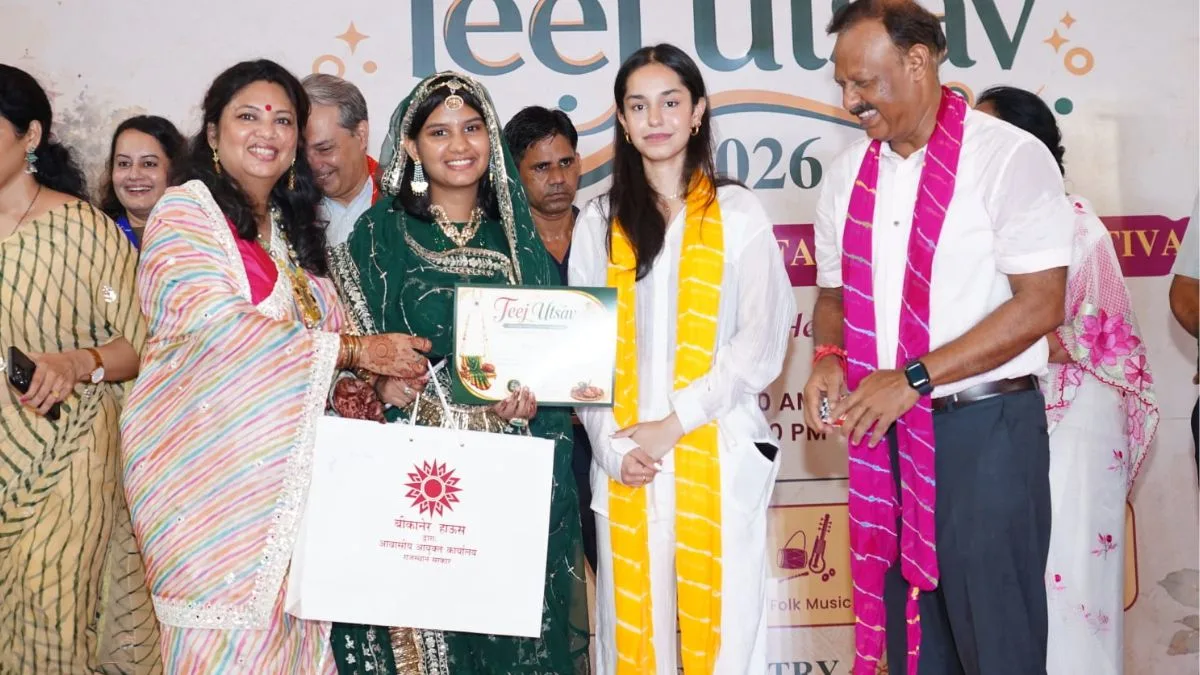 बीकानेर हाउस के तीज मेले में पहुंचीं जूनियर विश्व चैंपियन अनाहत सिंह