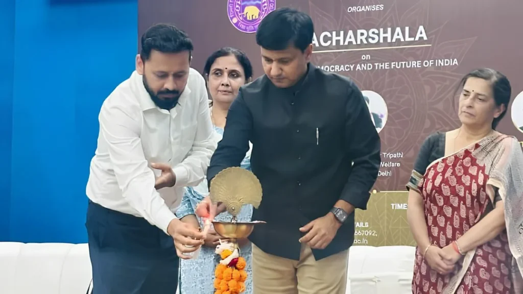 DU में ‘आचारशाला’: युवाओं को बताया गया लोकतंत्र और भारत के भविष्य का महत्वपूर्ण आधार