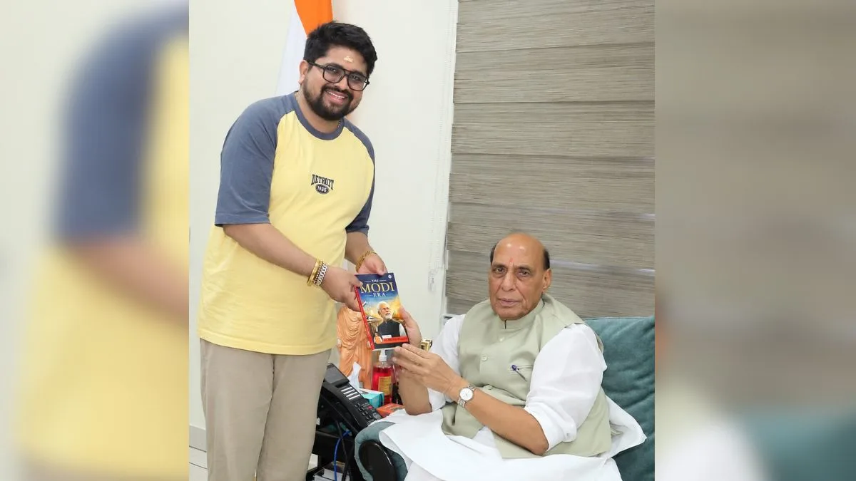 डॉ. भार्गव मल्लप्पा ने राजनाथ सिंह को भेंट की डिजिटल इंडिया पर नई पुस्तक