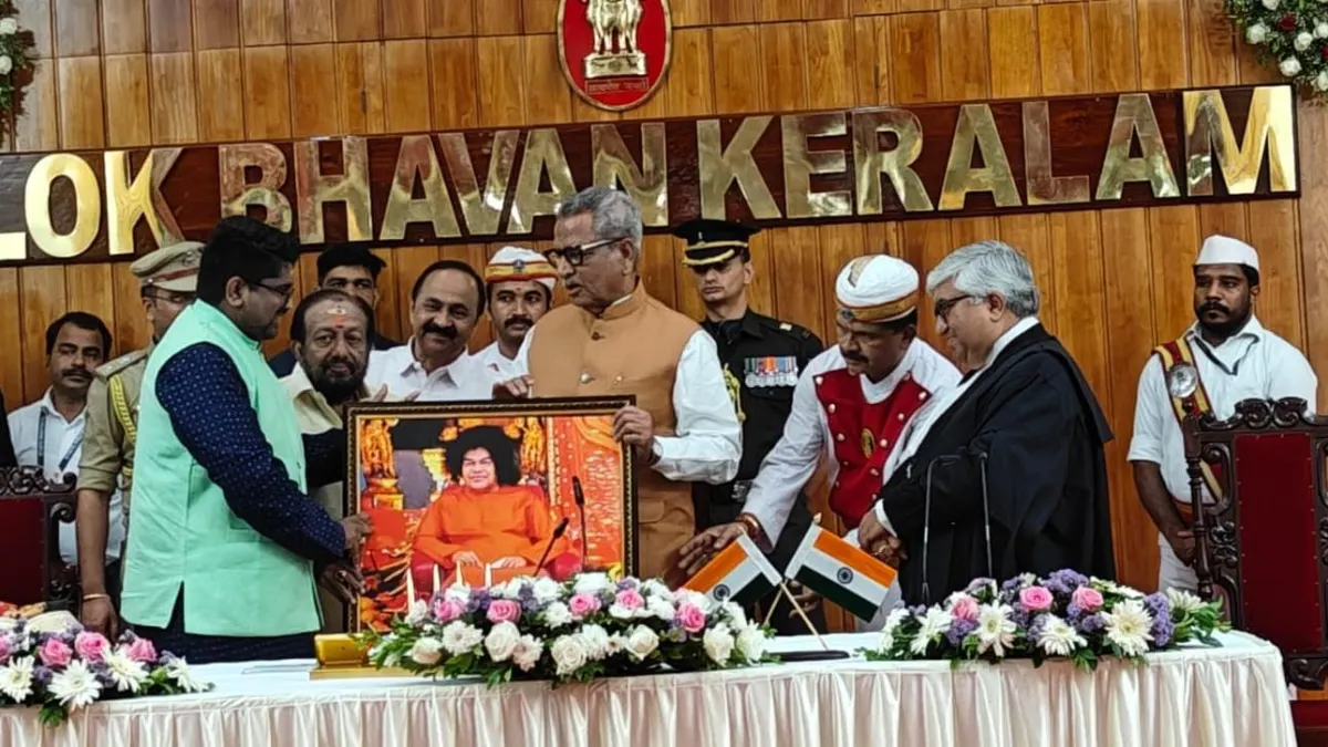 सत्य साईं बाबा की शिक्षाओं का संदेश, डॉ. मल्लप्पा ने राज्यपाल को भेंट किया चित्र