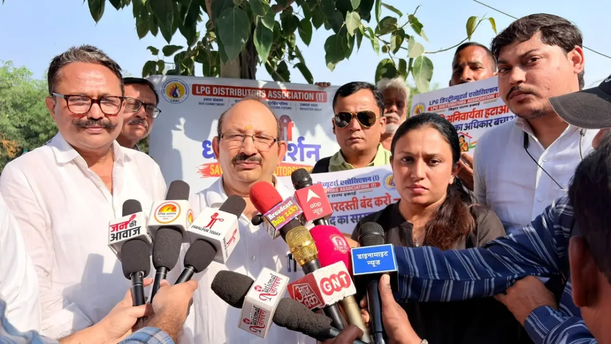 LPG कमीशन बढ़ाने की मांग, दिल्ली में 4,000 से ज्यादा वितरकों का प्रदर्शन